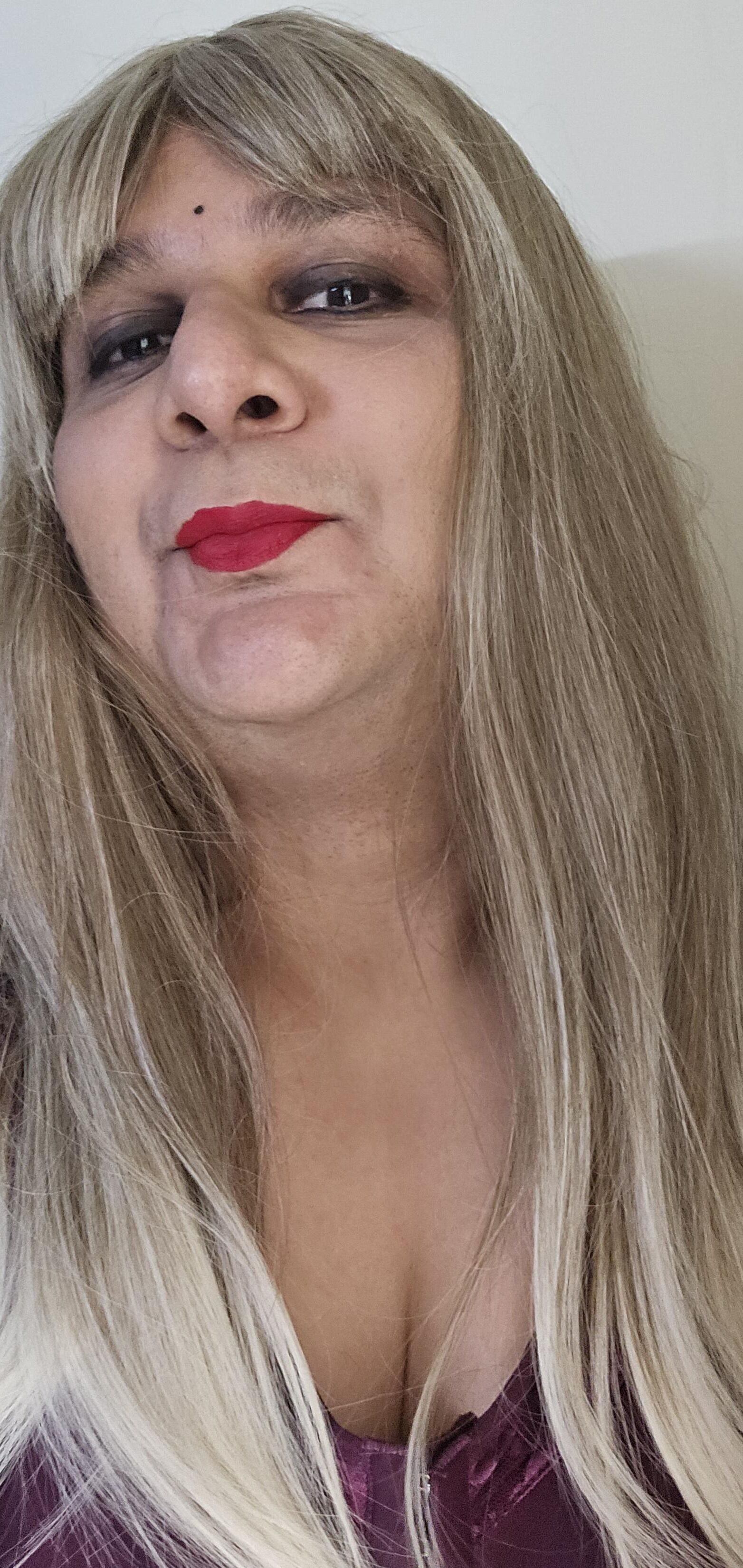 Blonde travesti Monica M em lingerie