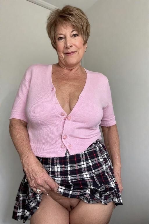 Omas in rosa Strickjacken
