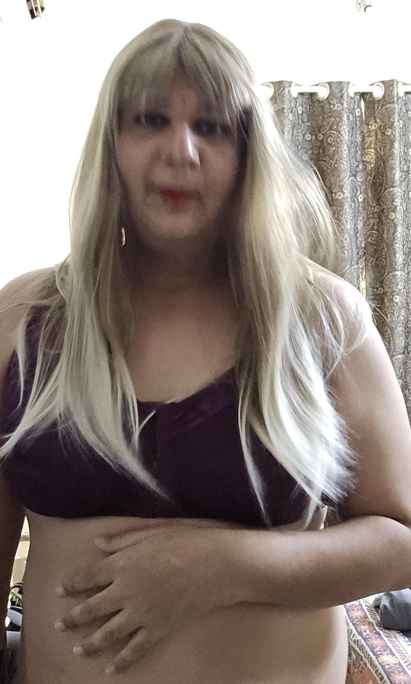 Blonde travesti Monica M em lingerie
