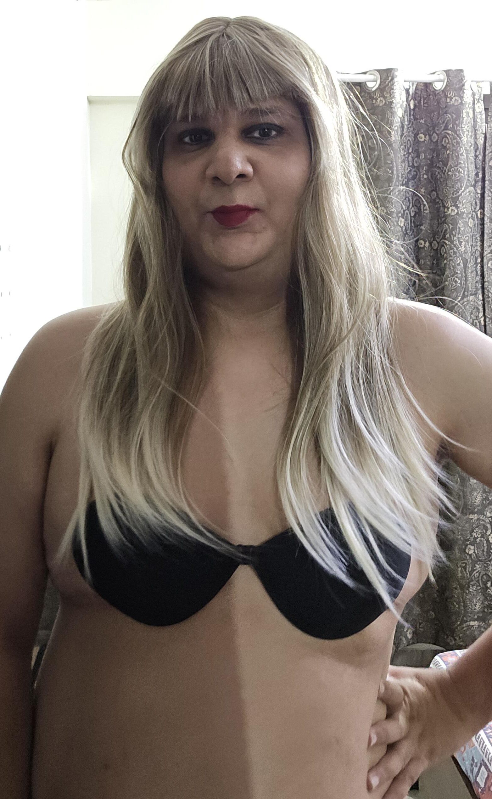 Blonde travesti Monica M aparece
