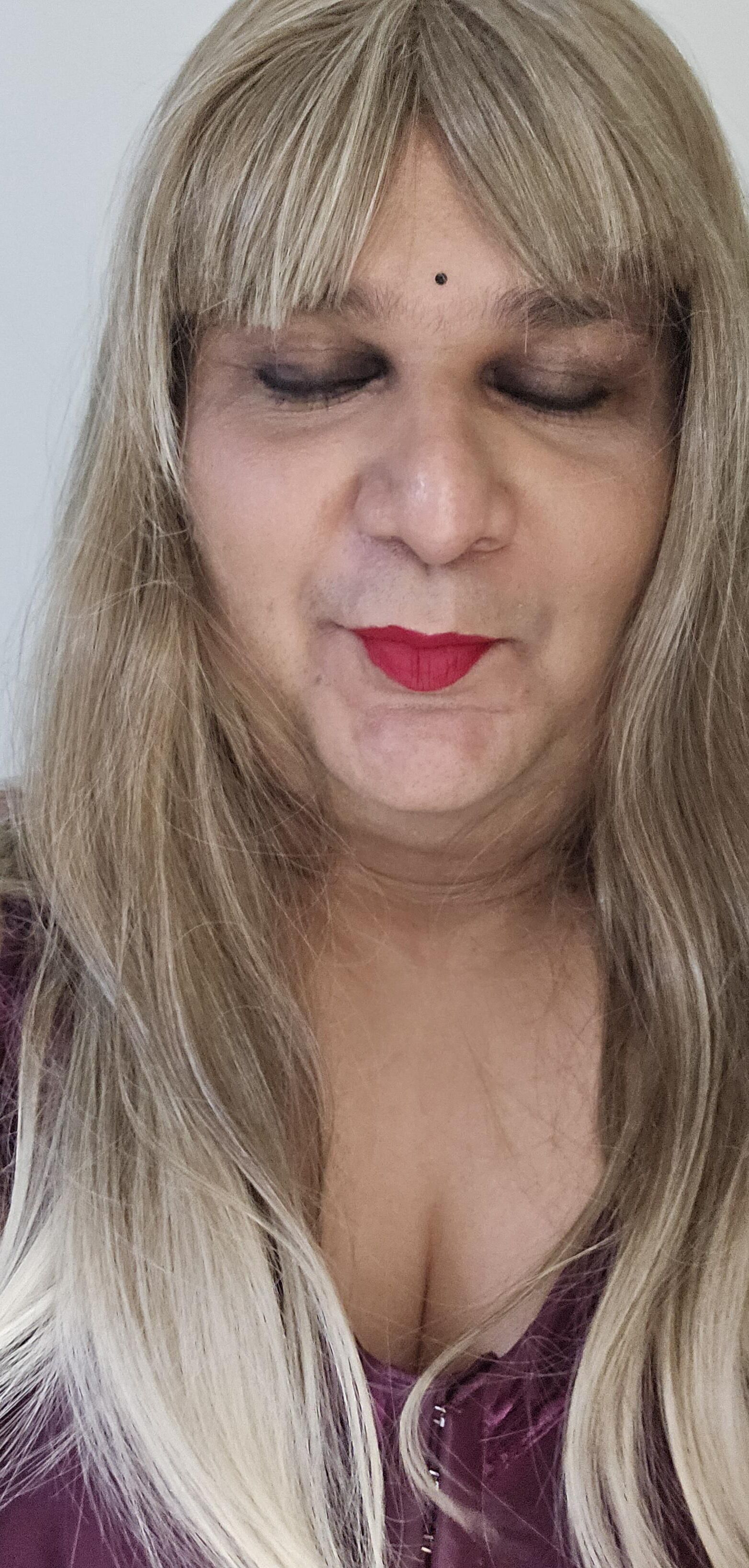 Blonde travesti Monica M em lingerie