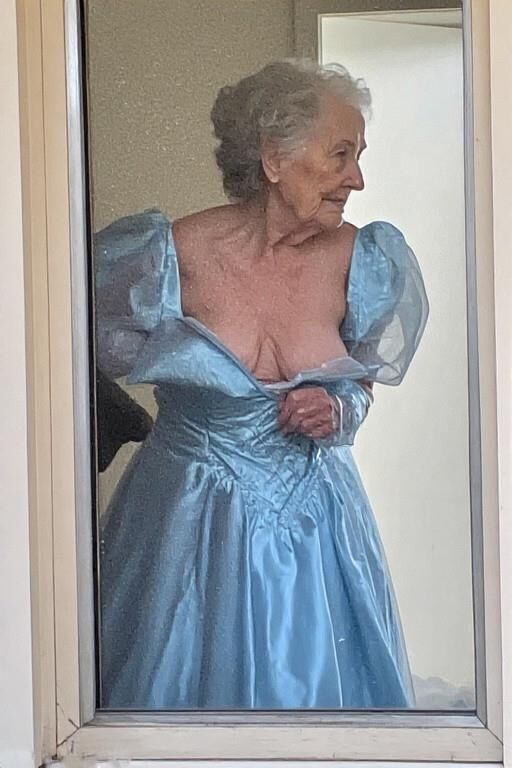 Spionage beim Ausziehen von Oma ausspionieren