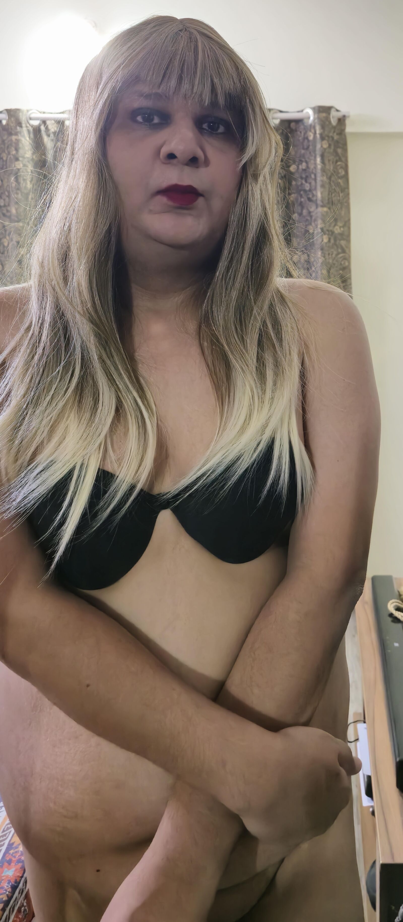 Blonde travesti Monica M aparece