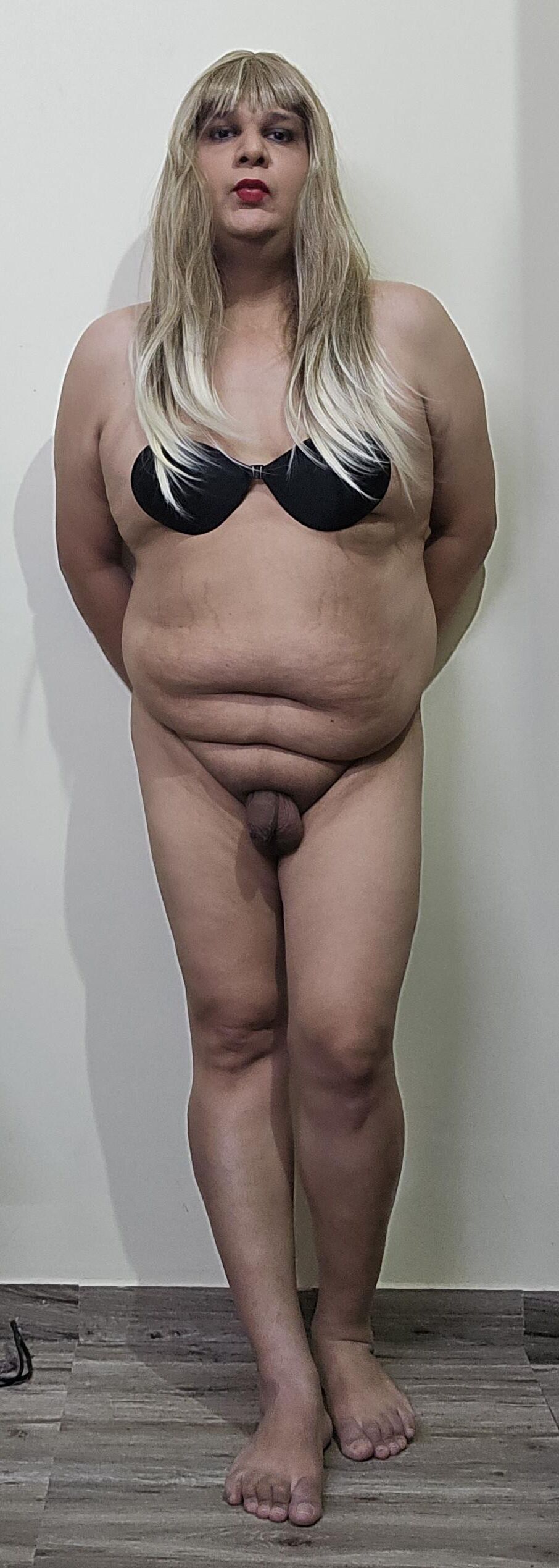 Blonde travesti Monica M aparece