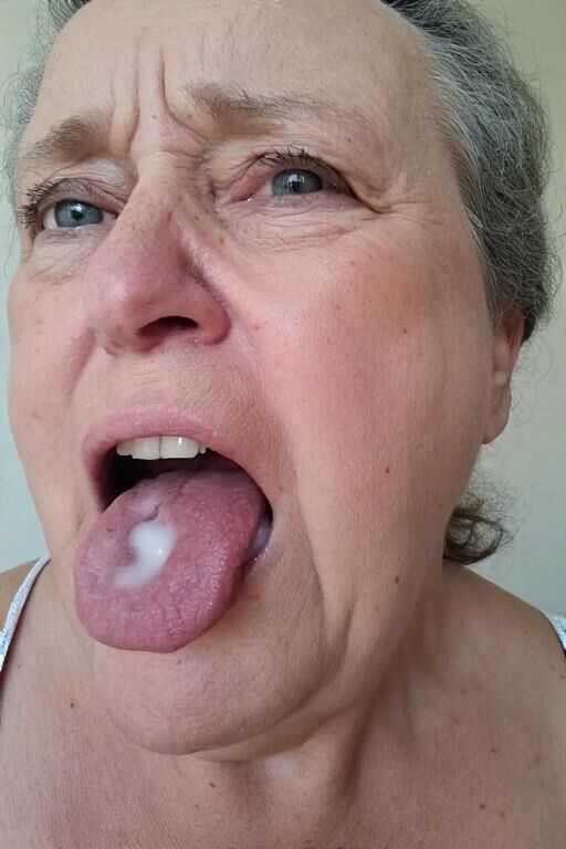 Sperma in Mamas Mund