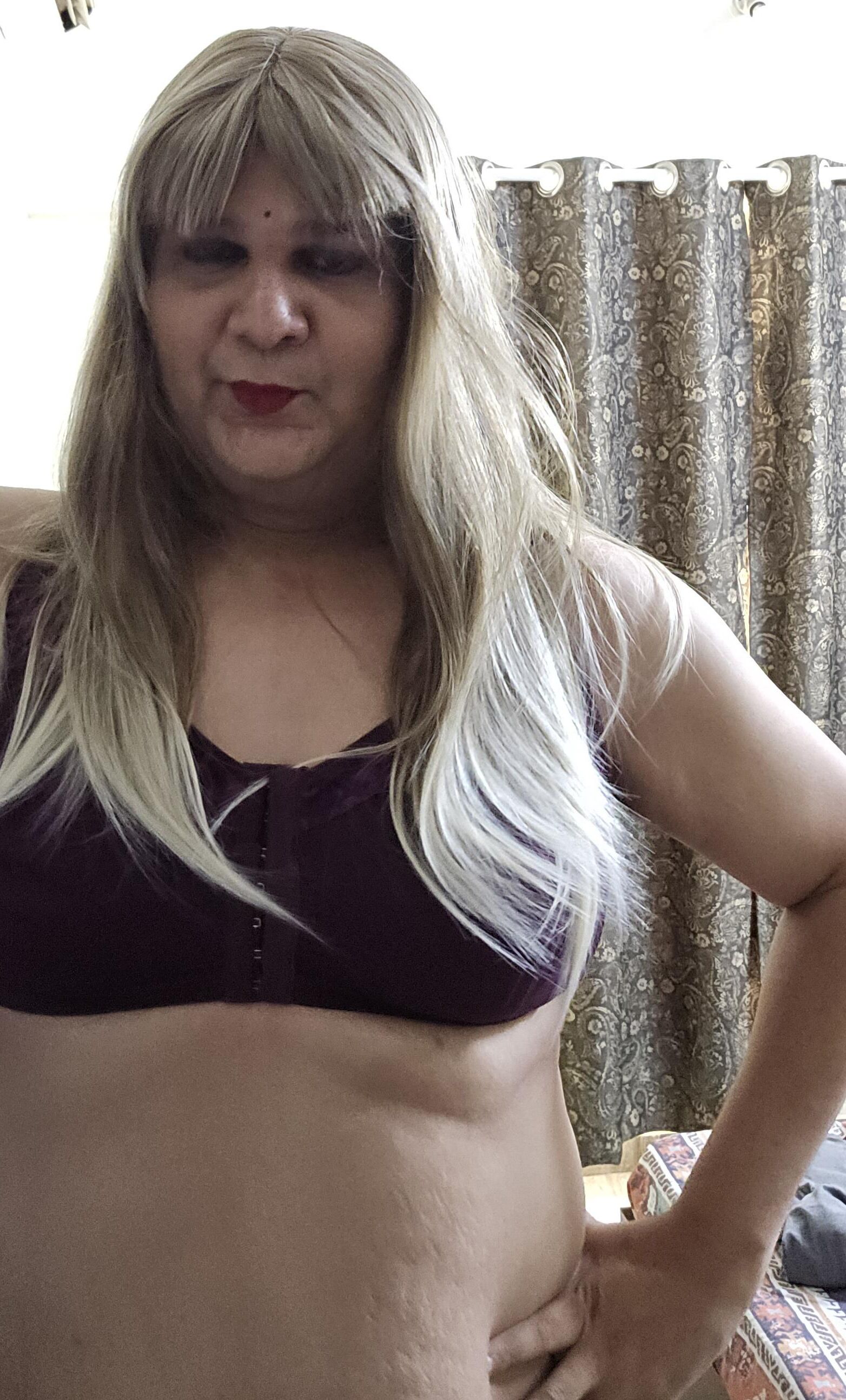 Blonde travesti Monica M em lingerie