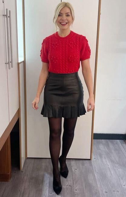 Sexy Milf Holly Willoughby em saia de couro curta