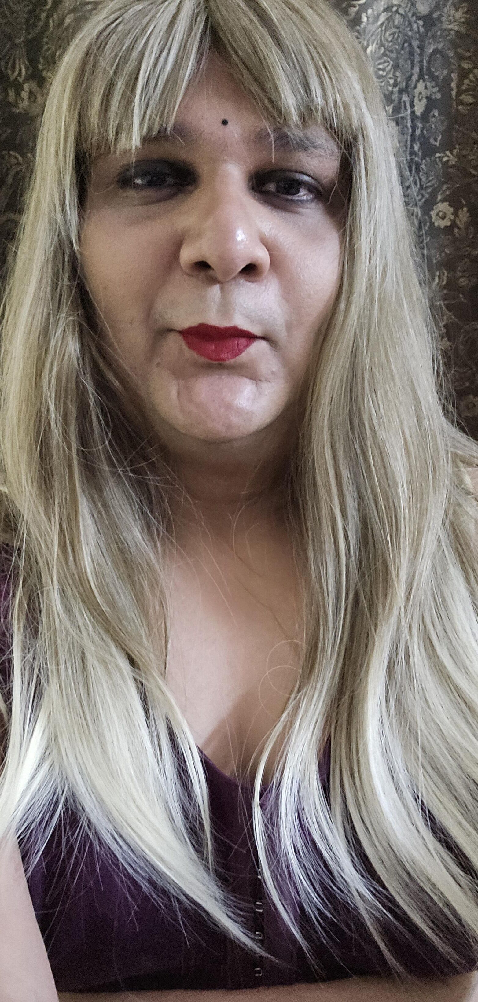 Blonde travesti Monica M em lingerie