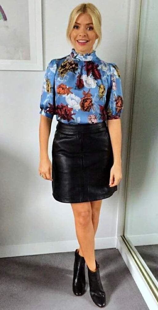 Sexy Milf Holly Willoughby em saia de couro curta