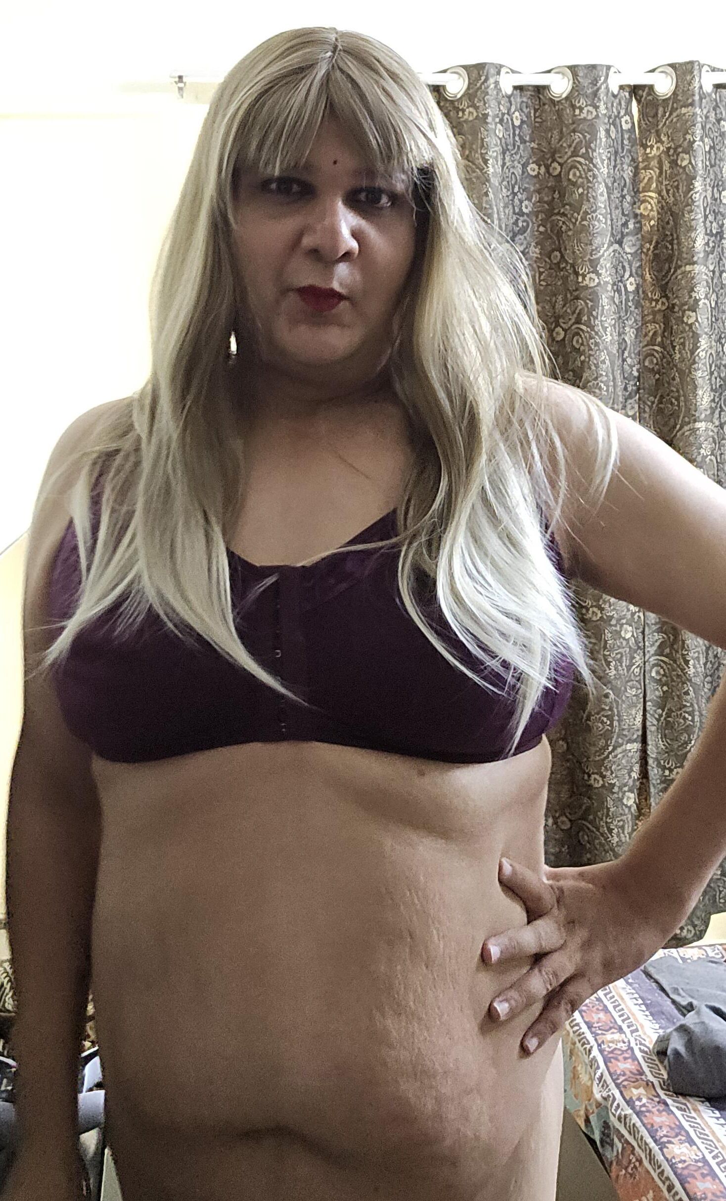 Blonde travesti Monica M em lingerie