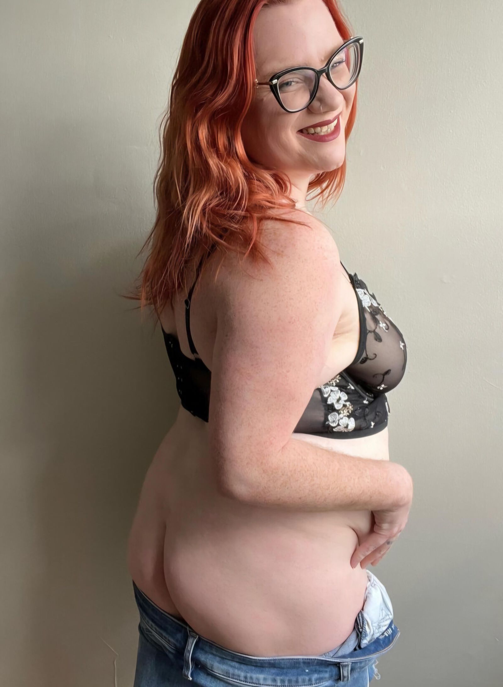 Puta gigante de jengibre con grandes tetas caídas