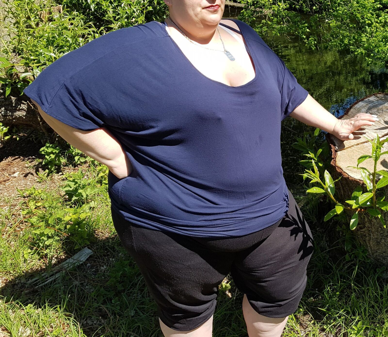 Fette, alte deutsche SSBBW -Blitze im öffentlichen Park