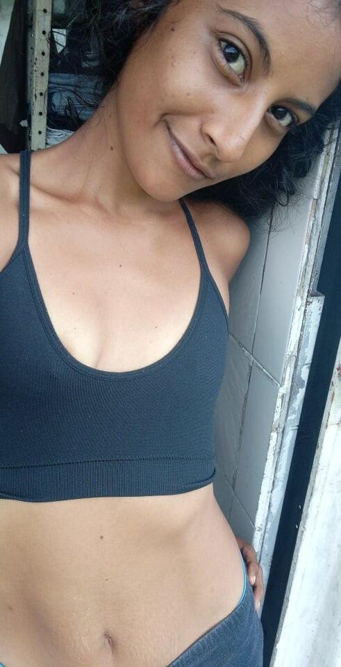 スキニーラティーナロッサナB.黒い下着ネット女の露出