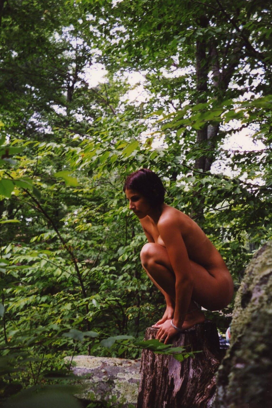 novia desnuda en el lago