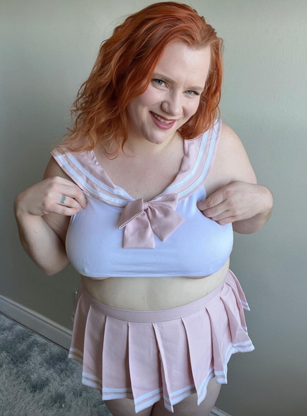 Puta gigante de jengibre con grandes tetas caídas