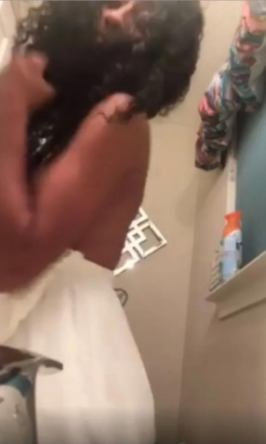 Pequeña puta de ébano en el baño