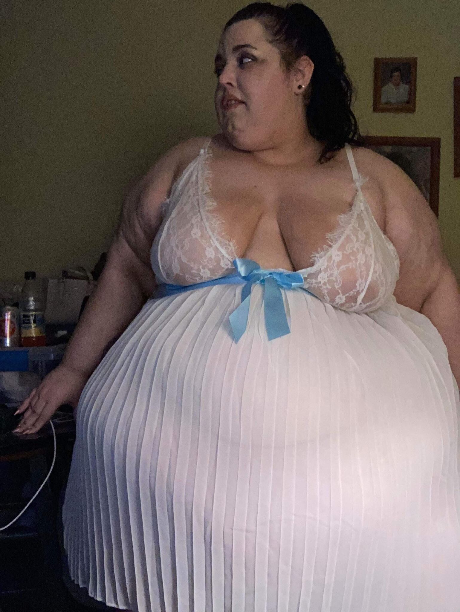 ドレスとスカートを着た大きな女性