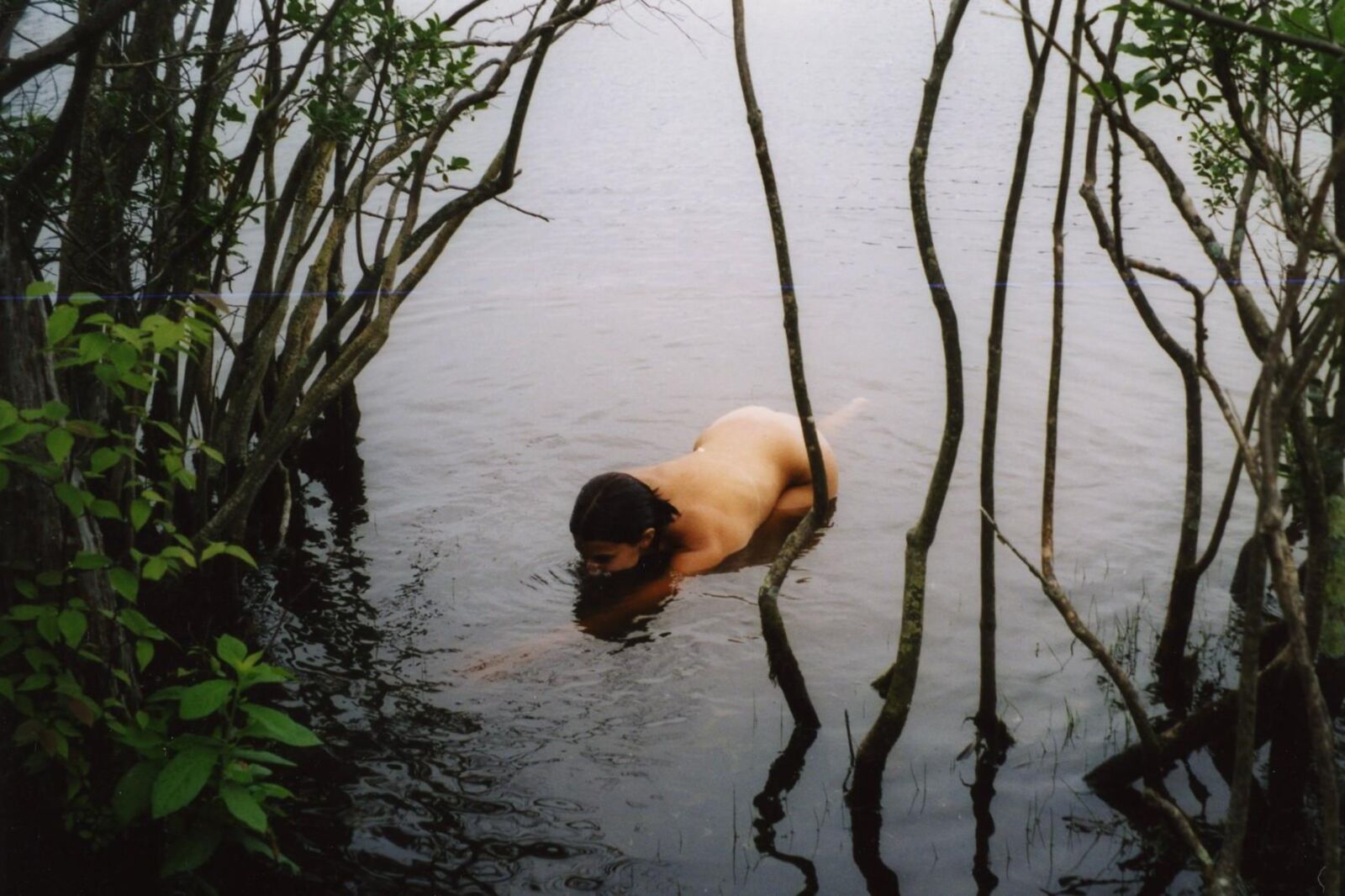 novia desnuda en el lago