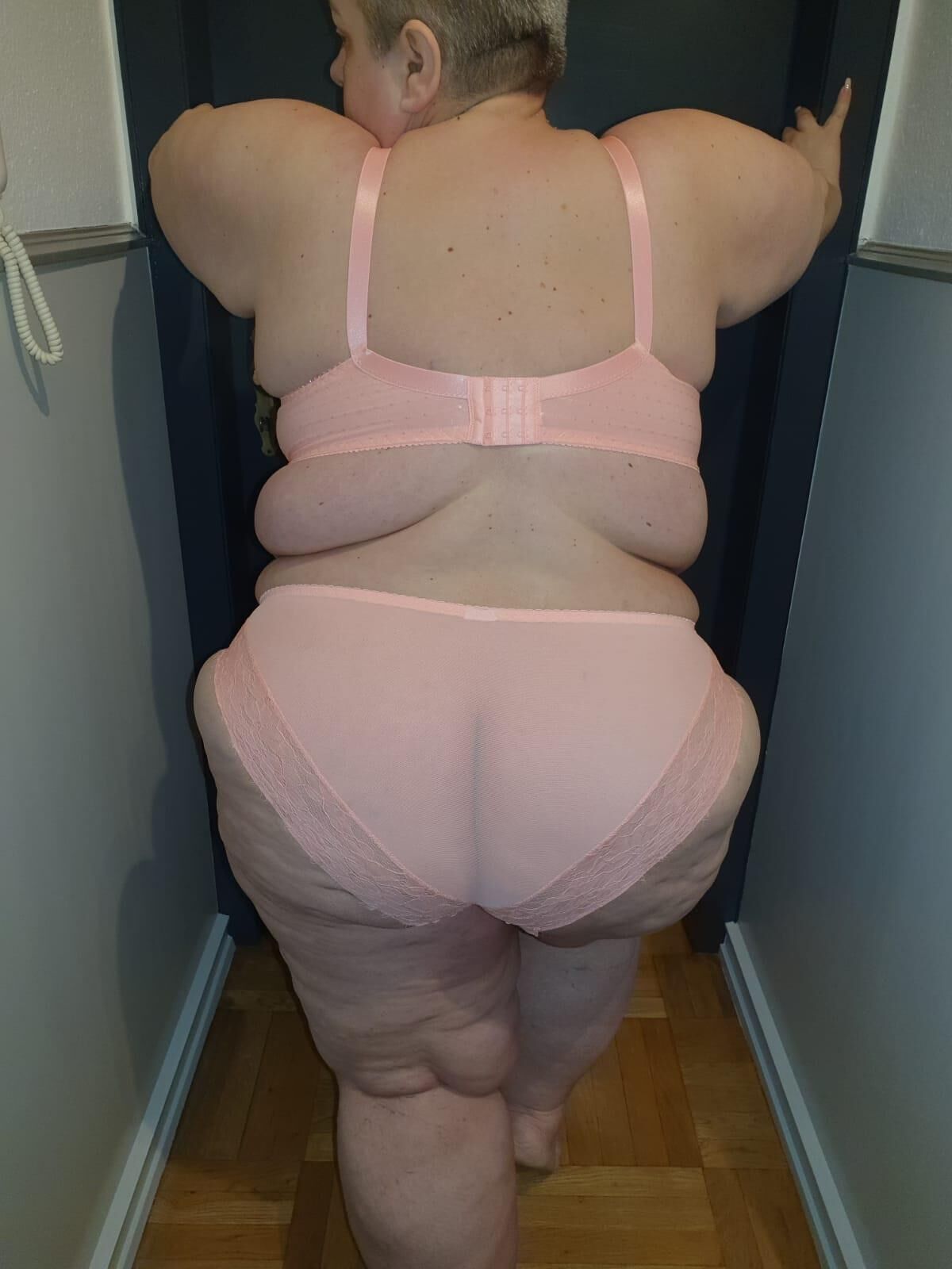 Deutsche KG Mega SSBBW zeigt einen enormen Körper