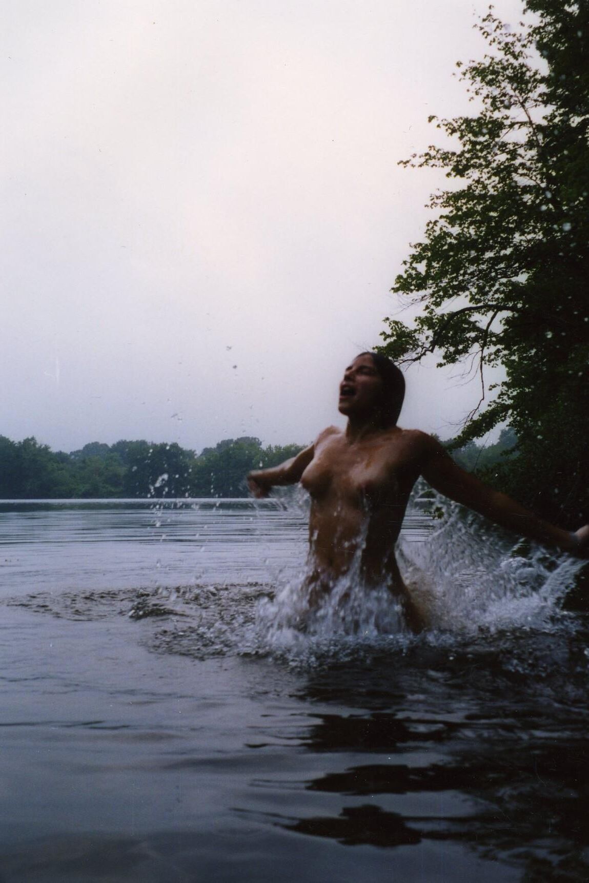 novia desnuda en el lago