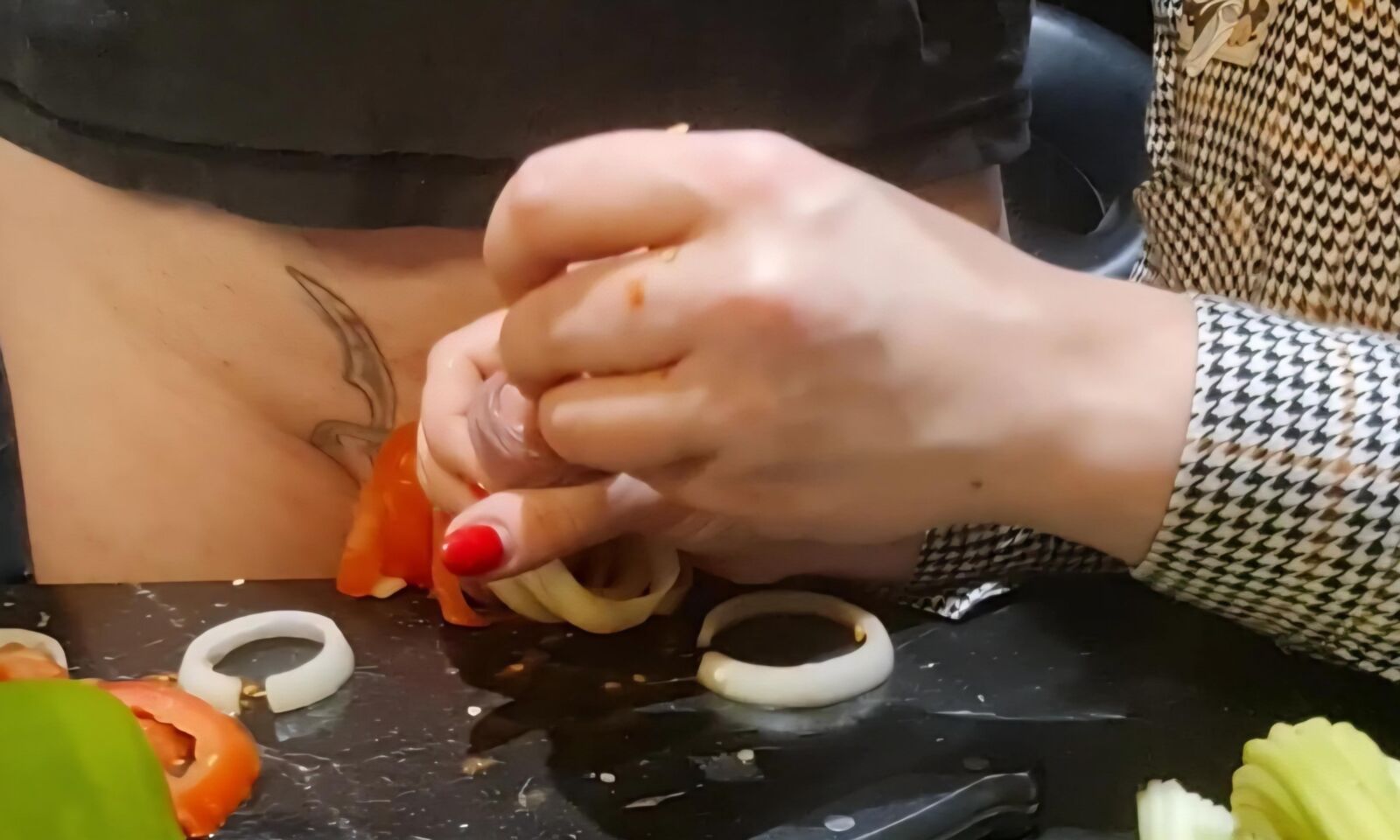 Tormento uretral na cozinha