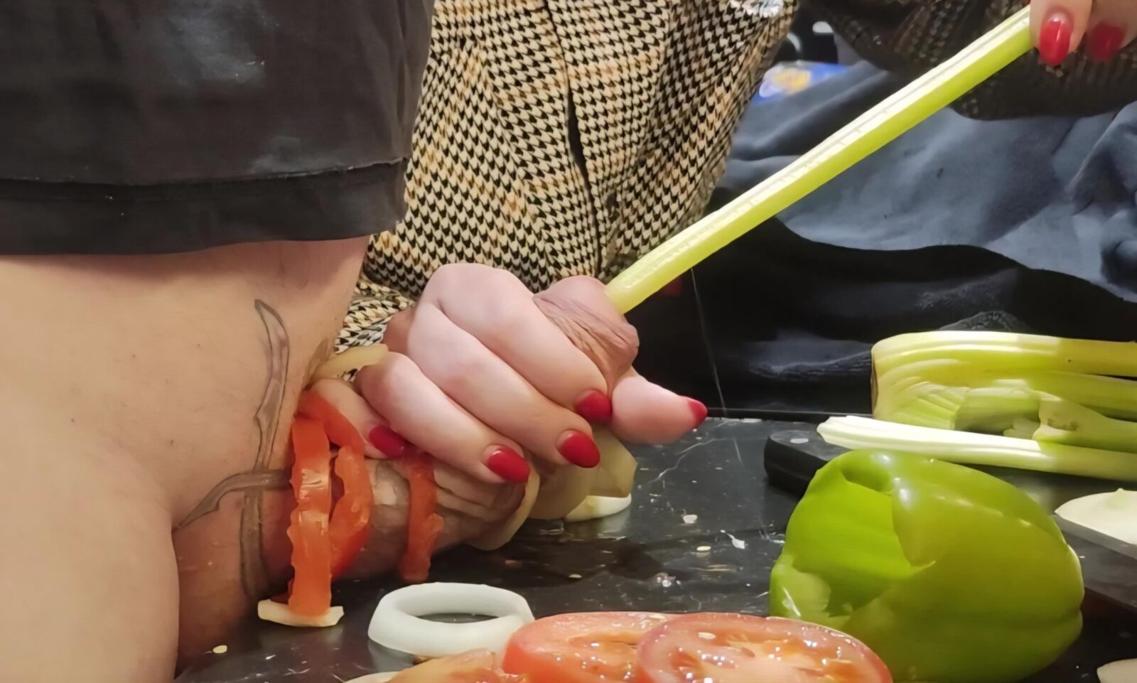 Tormento uretral na cozinha