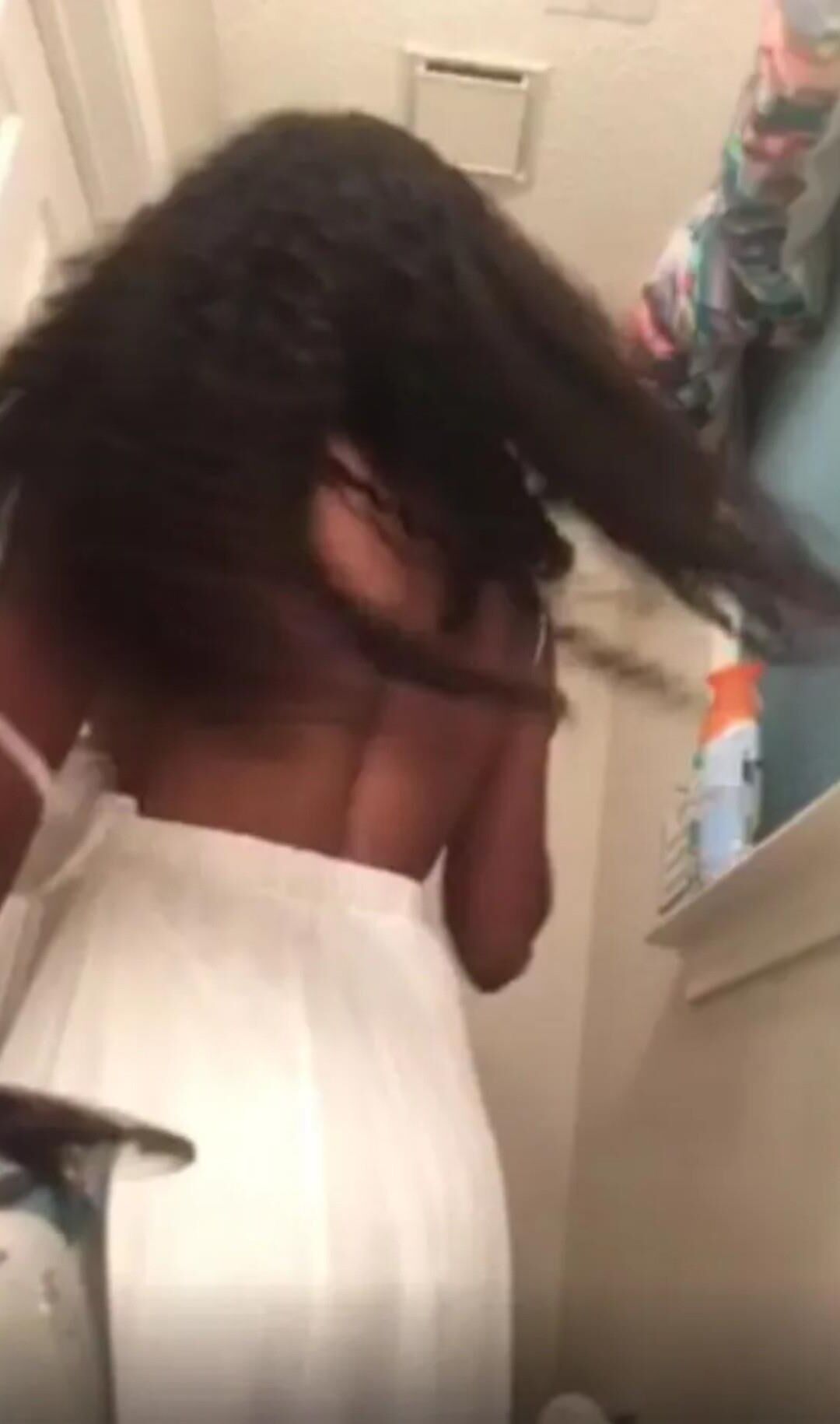 Pequeña puta de ébano en el baño