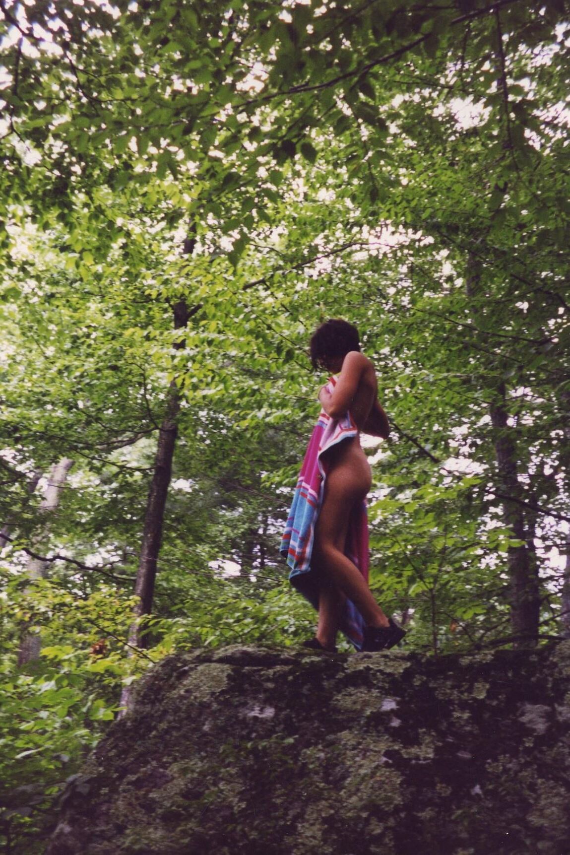 novia desnuda en el lago