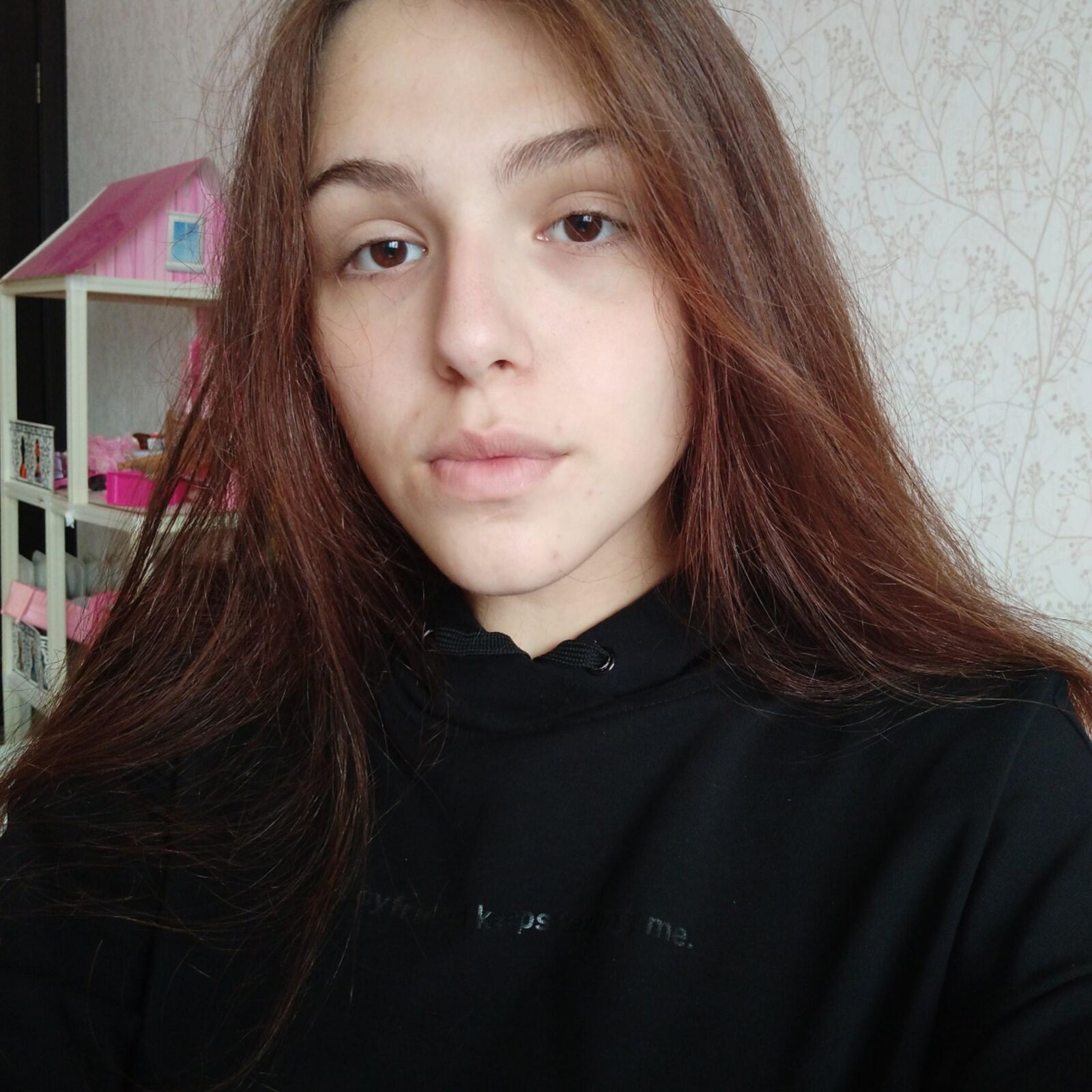 Adolescente morena tímida con un cuerpo increíble