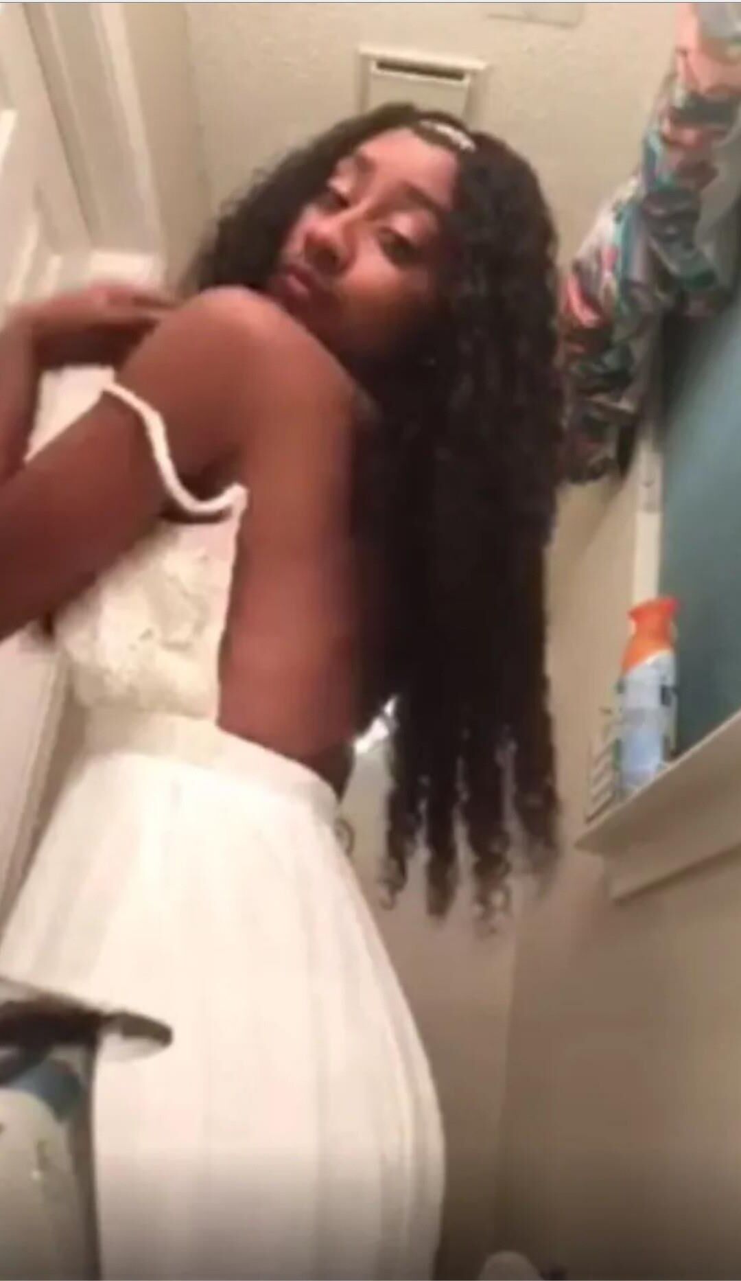 Pequeña puta de ébano en el baño