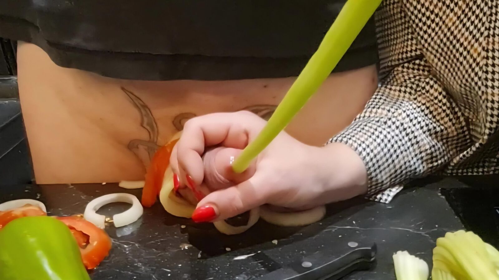 Tormento uretral na cozinha