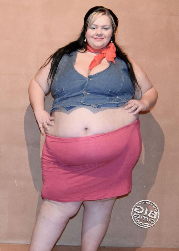 ドレスとスカートを着た大きな女性