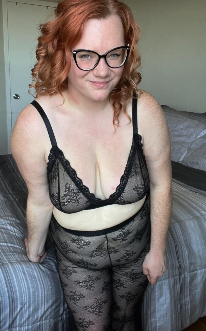 Puta gigante de jengibre con grandes tetas caídas