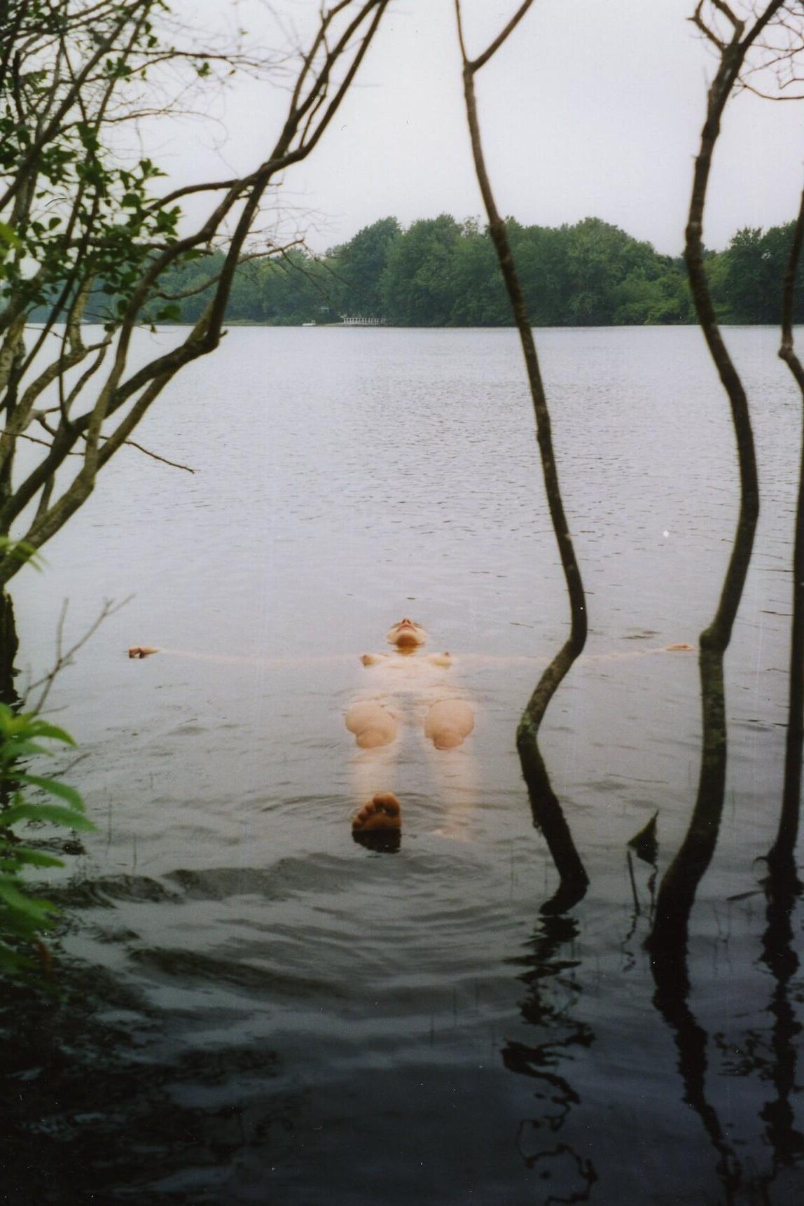 novia desnuda en el lago