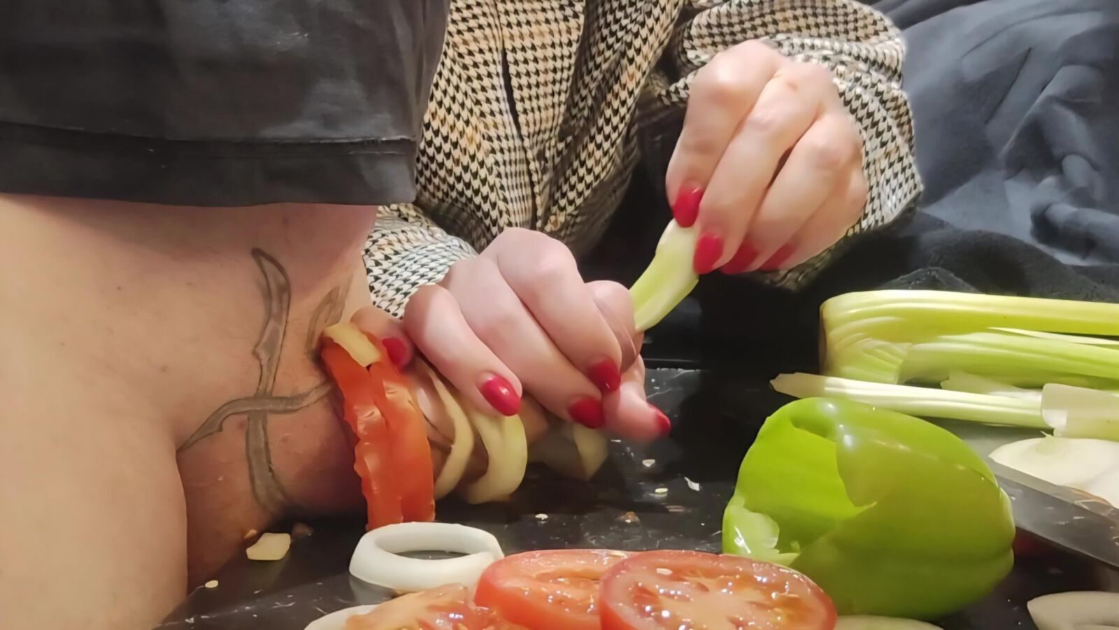 Tormento uretral na cozinha