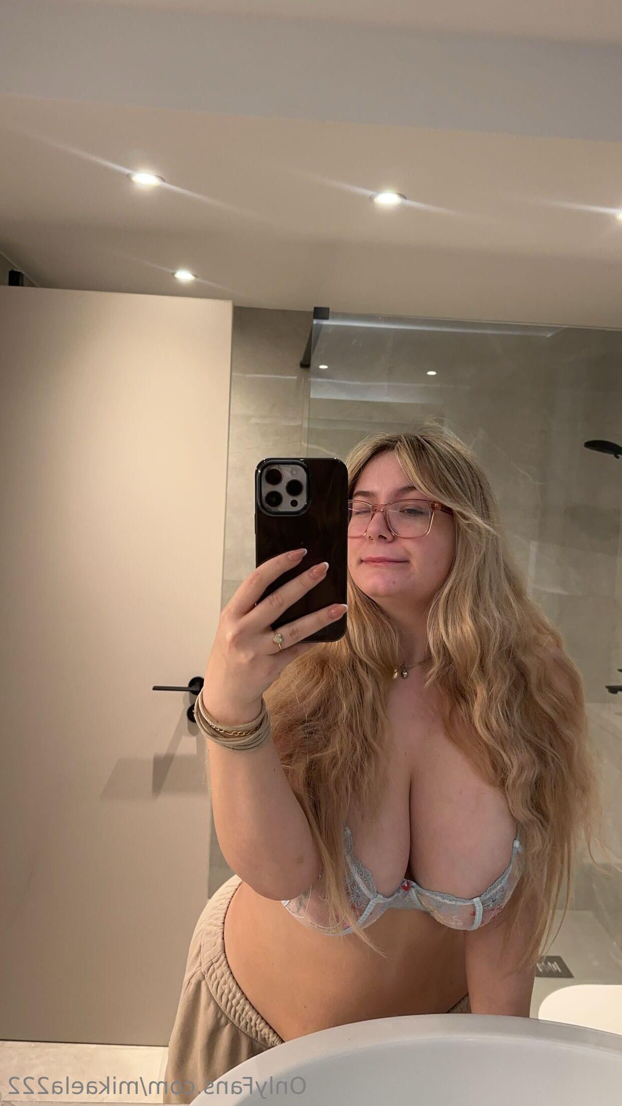 Mikaela Big Ass riesige Brüste Blonde Schönheit BBW Girl gemischte Aufnahmen