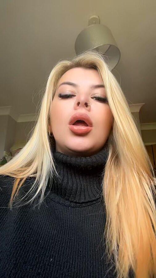 Reine Crystal Findom