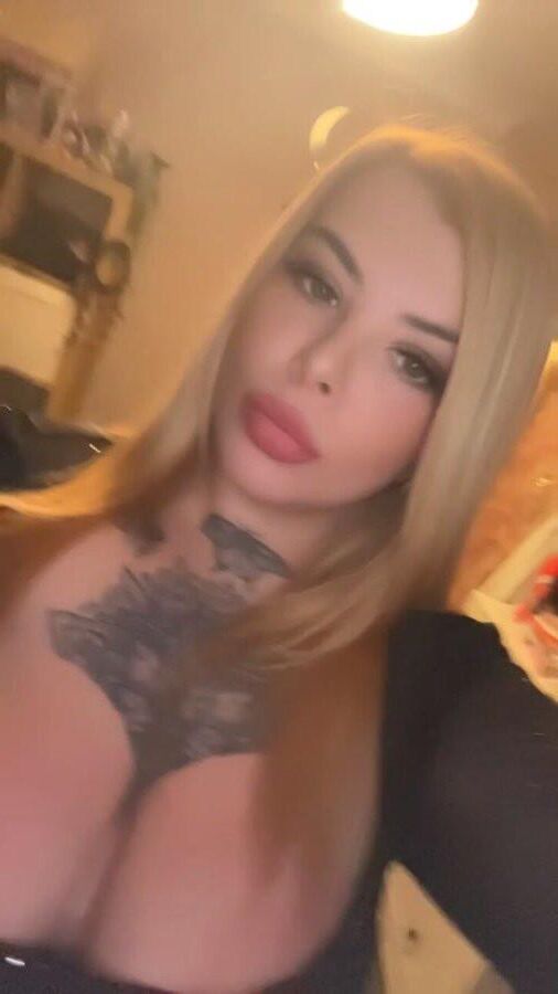 Reine Crystal Findom