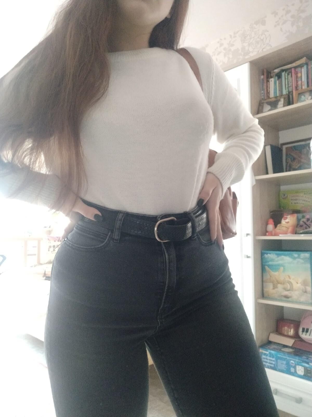Adolescente morena tímida con un cuerpo increíble