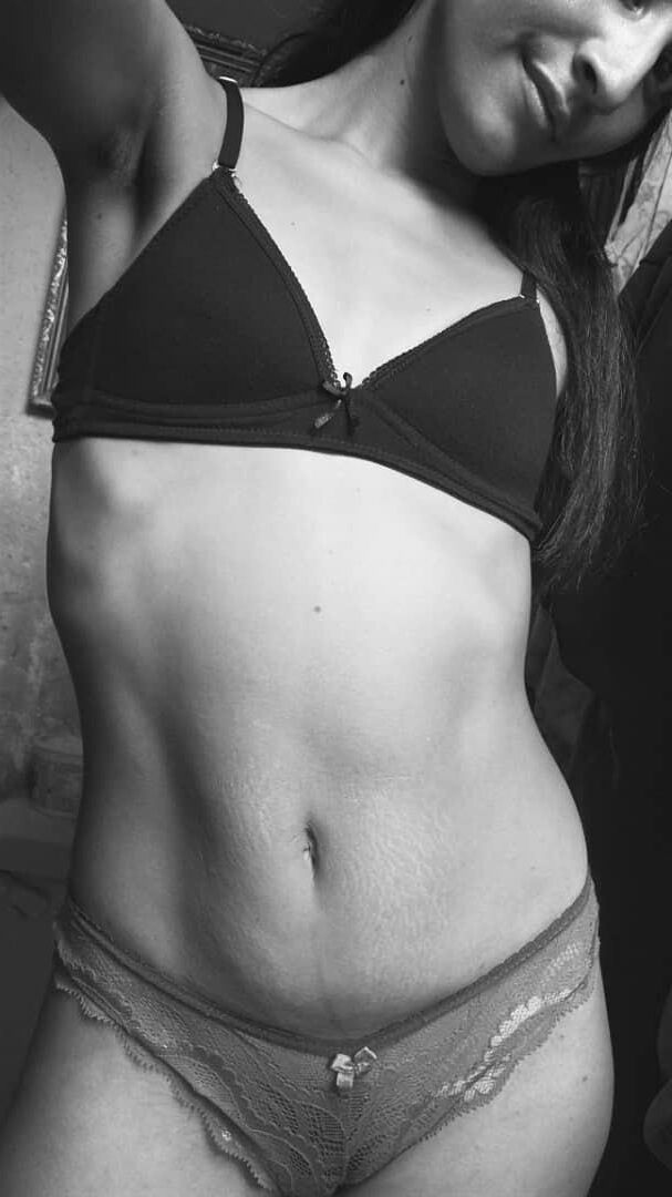 スキニーラティーナロッサナB.黒い下着ネット女の露出