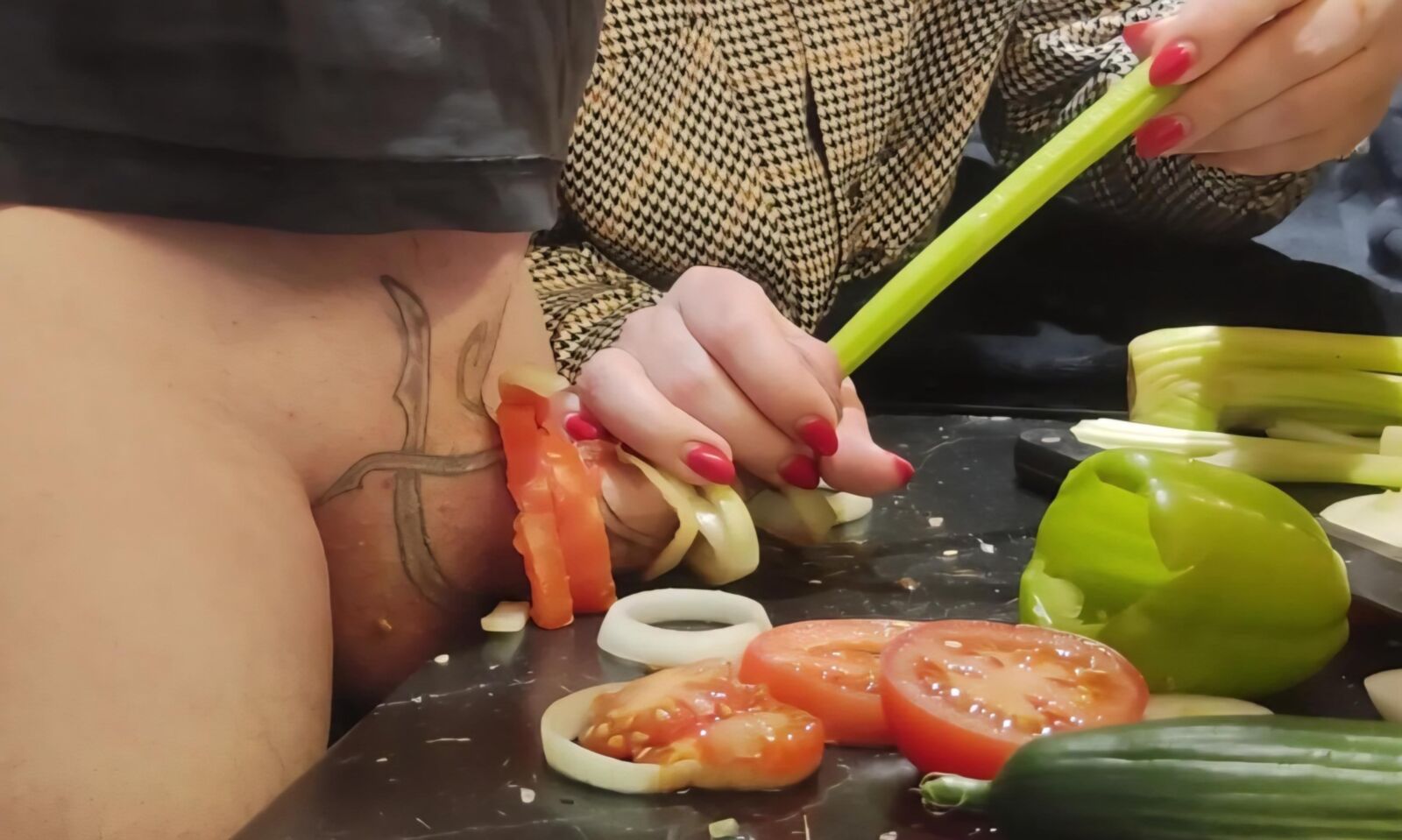 Tormento uretral na cozinha