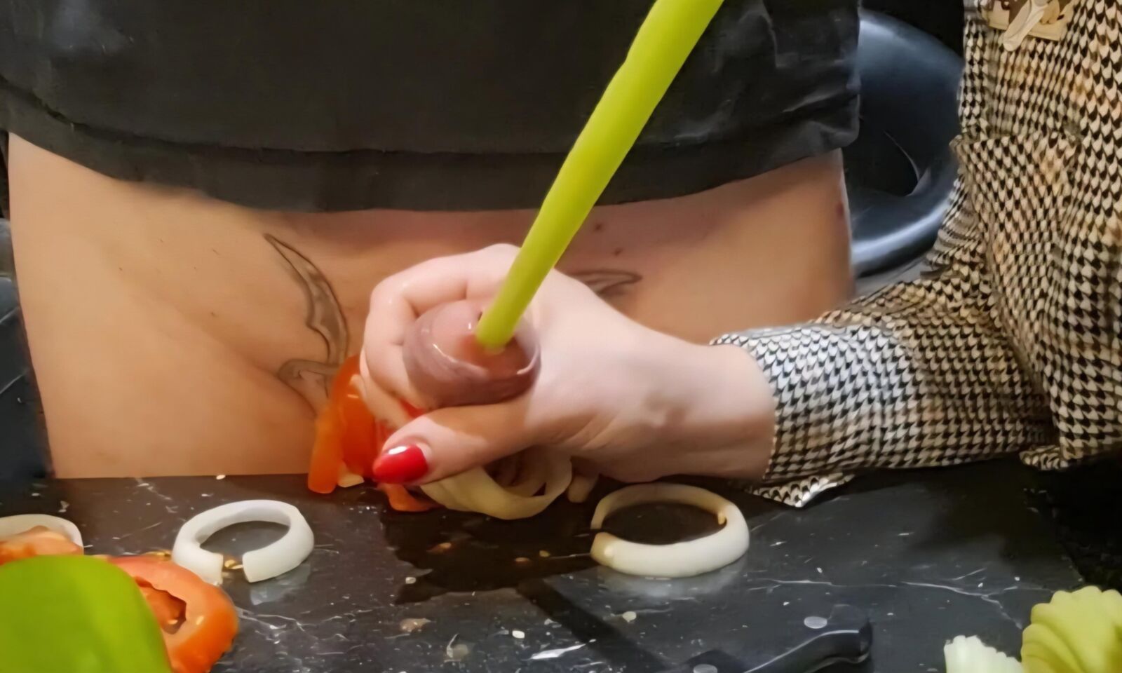 Tormento uretral na cozinha