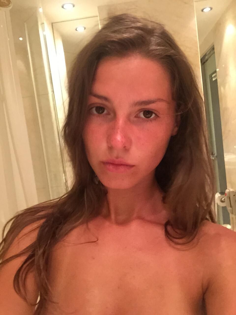 Linda chica espejo selfies desnudos