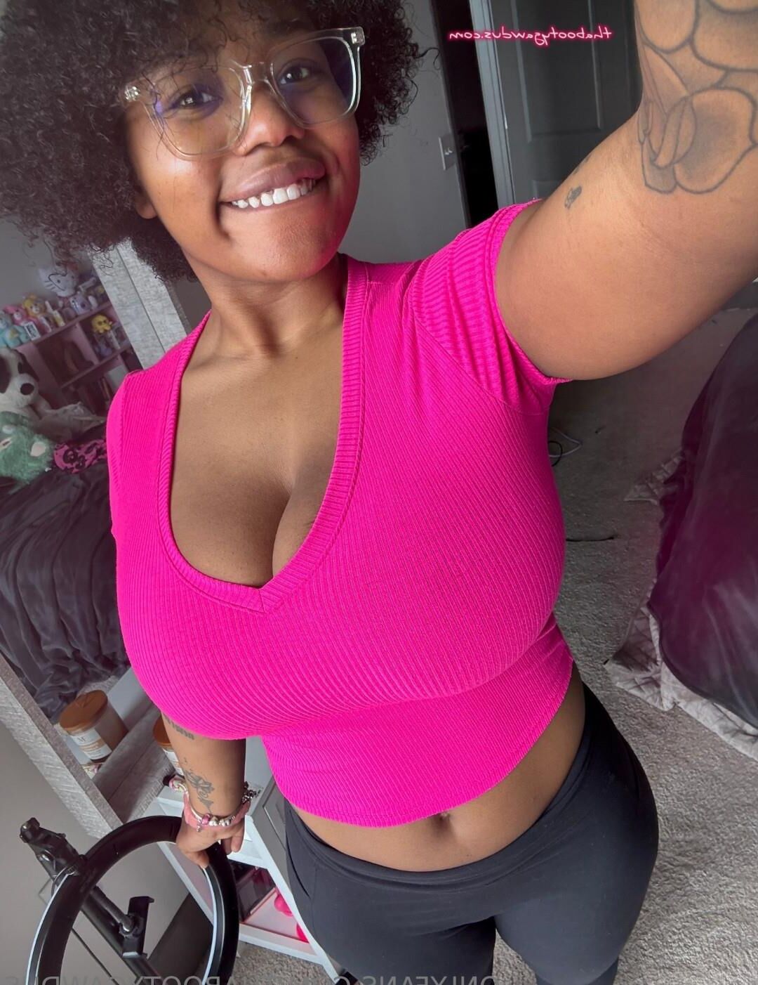 Gros seins énormes areola ébène skie