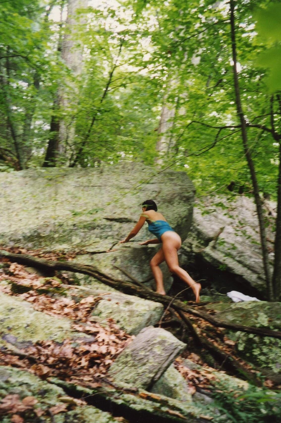 novia desnuda en el lago