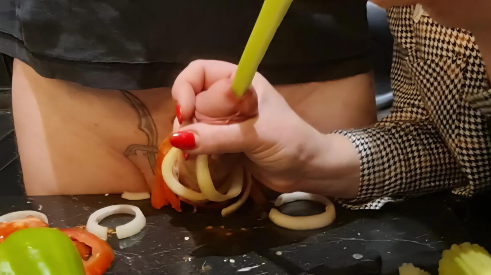 Tormento uretral na cozinha