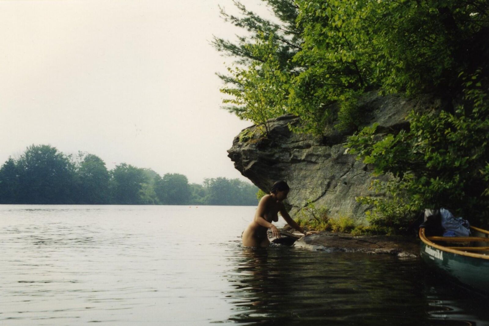 novia desnuda en el lago
