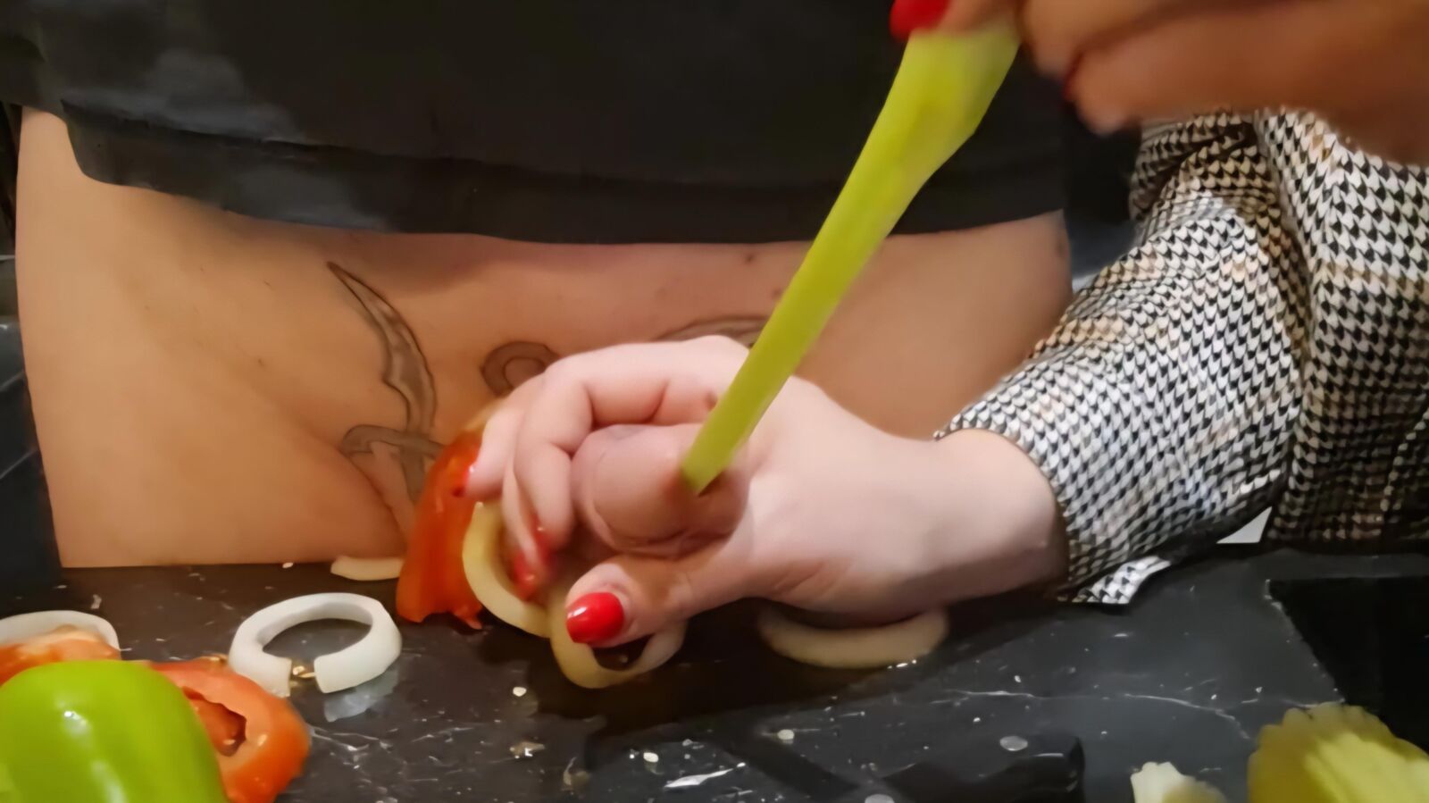 Tormento uretral na cozinha