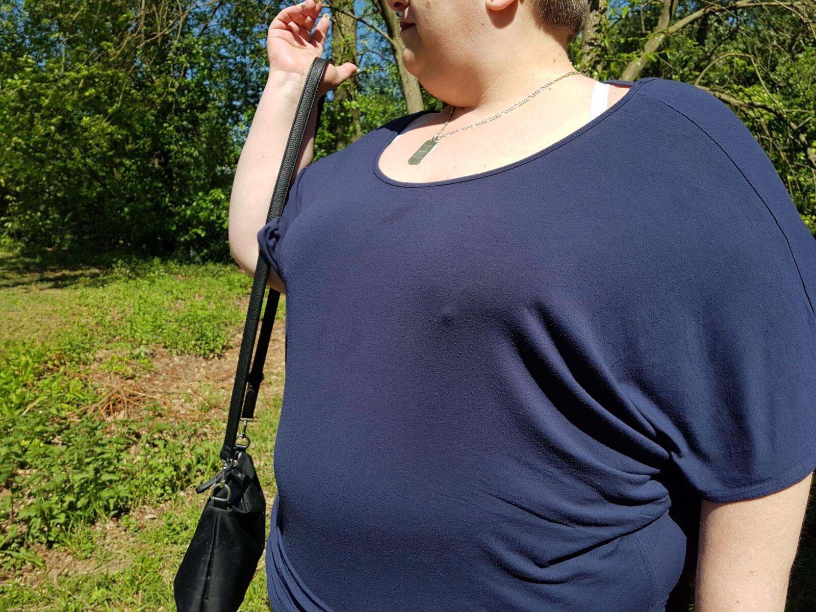 Fette, alte deutsche SSBBW -Blitze im öffentlichen Park