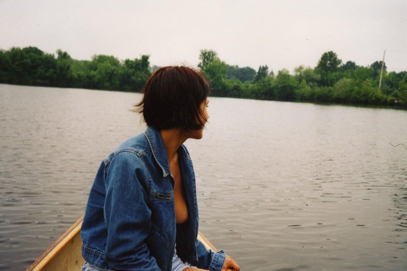 novia desnuda en el lago